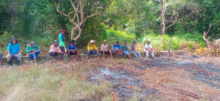 Gotong Royong Persiapan Turnamen Sepak Bola di Desa Pulau Duyung Lingga