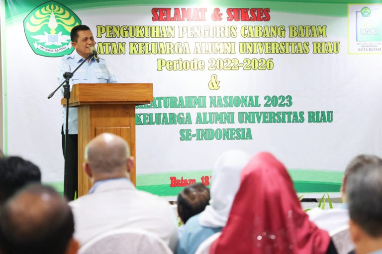 Gubernur Kepri Lantik Amsakar sebagai Ketua Pengurus IKA UNRI Kota Batam