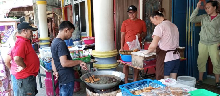 Ramadhan Pertama Penjual Takjil Diserbu warga