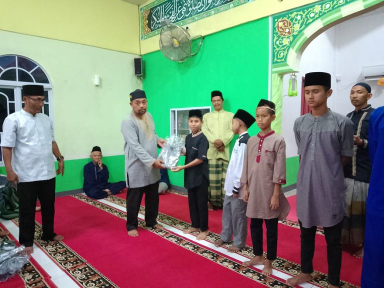 Suriyanto Kades Tarempa Selatan Beri Apresiasi Peserta Tadarus di Mesjid Al Hidayah