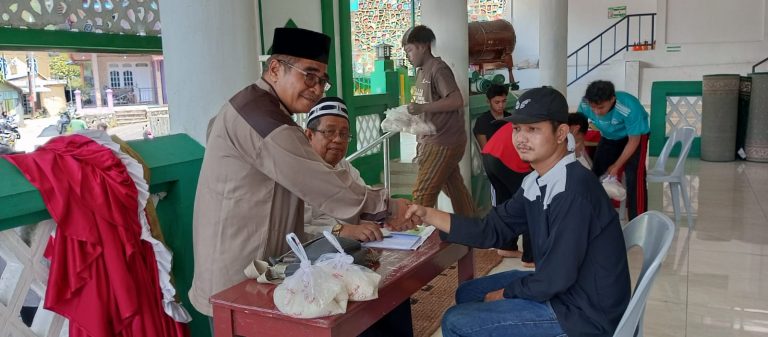 UPZ Tarempa Menyalurkan Zakat Fitrah Kepada Masyarakat