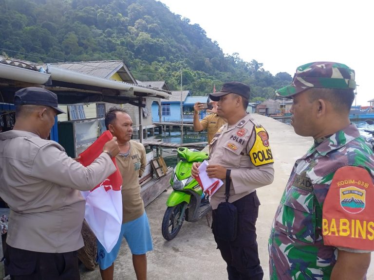 Bhabinkamtibmas Polsek Jemaja Imbau Warga Kibarkan Bendera di Setiap Rumah
