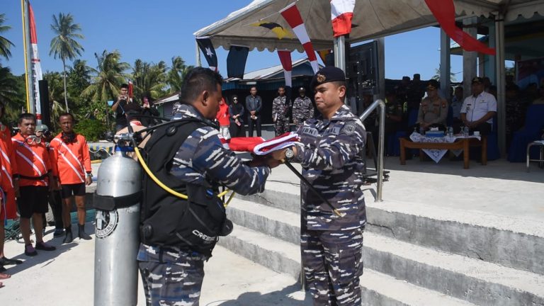 Dari Wilayah Perbatasan, Lanal Tarempa Kibarkan Bendera Merah Putih di Bawah Laut