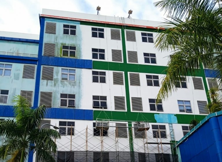 Meski Kondisi Hujan, Kontraktor Gesa Pengecatan RSUD RAT