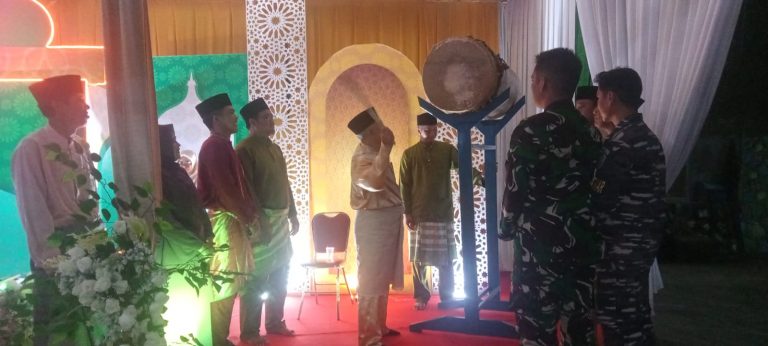 Camat Jemaja Timur Tabuh Beduq Pembukaan Kegiatan MTQH ke I di Desa Genting Pulur