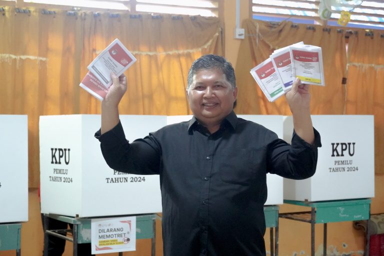 Wabup Anambas Wan Zulhendra Terima Lima Surat Suara di TPS 02 SMP 2 Tarempa
