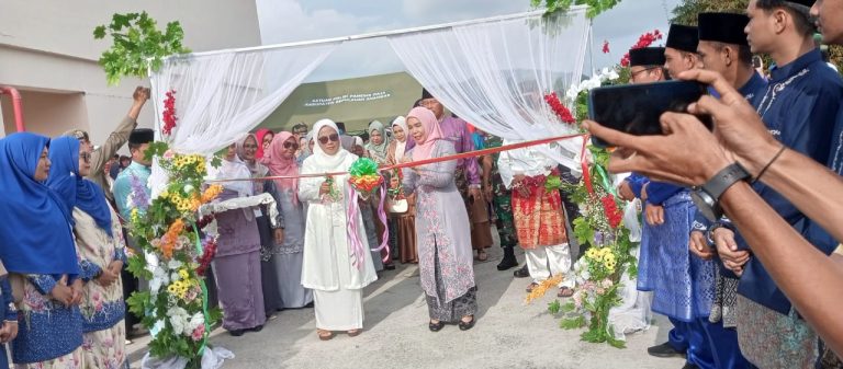 Ketua PKK Heriyana Membuka Stan Bazar MTQH Ke VIII Tingkat Kabupaten Kepulauan Anambas