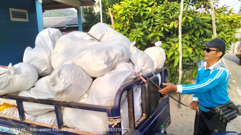 Ketua HNSI Kecamatan Jemaja Timur Serahkan Bantuan Alat Tangkap Nelayan