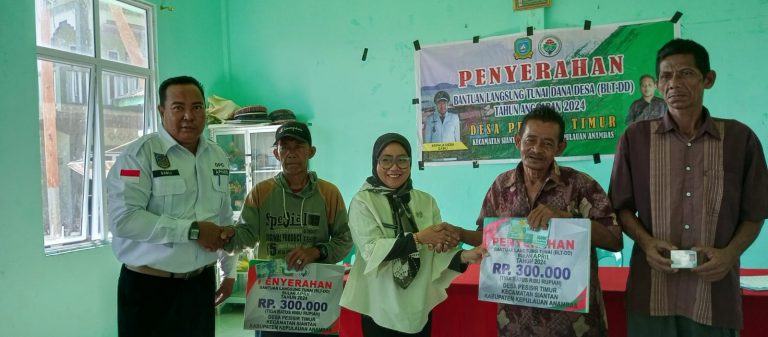 Kades Pesisir Timur Serahkan BLT Dana Desa Tahap IV Tahun 2024