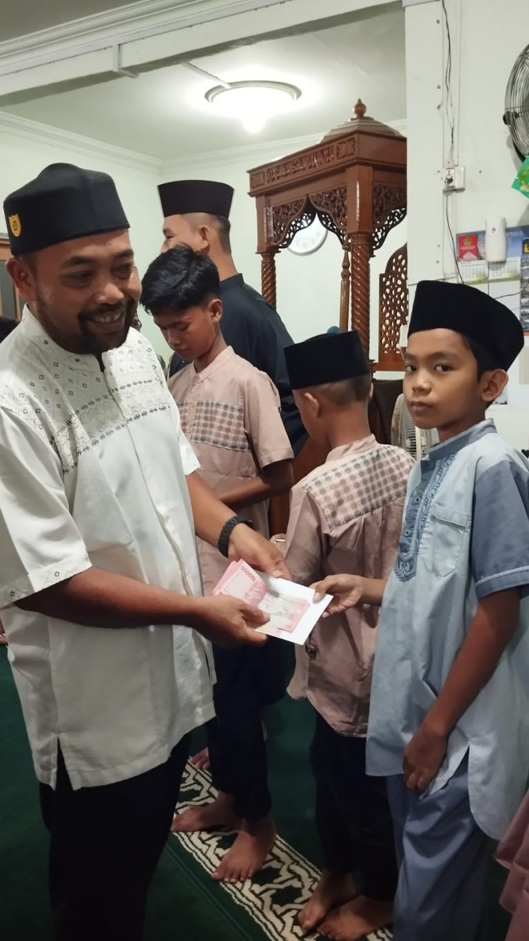 Kades Tarempa Selatan Memberikan Santunan Anak Yatim Piatu dan Lansia.