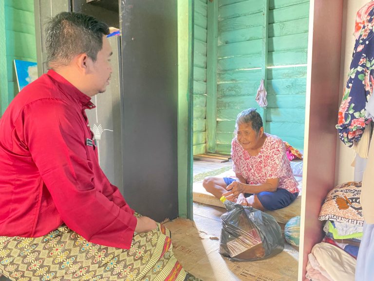 Menyambut Lebaran, TRC BPBD Jemaja Timur Bantu Warga Jompo