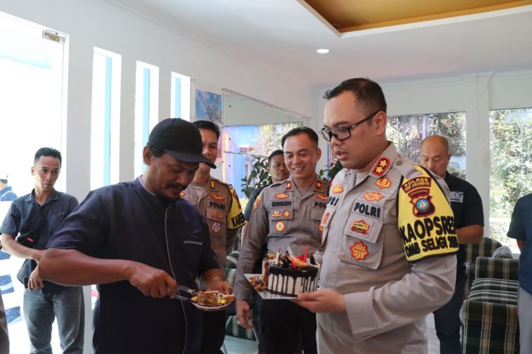 Peringatan Hari Buruh di Anambas, Kapolres Berikan Kue Ultah Untuk Buruh