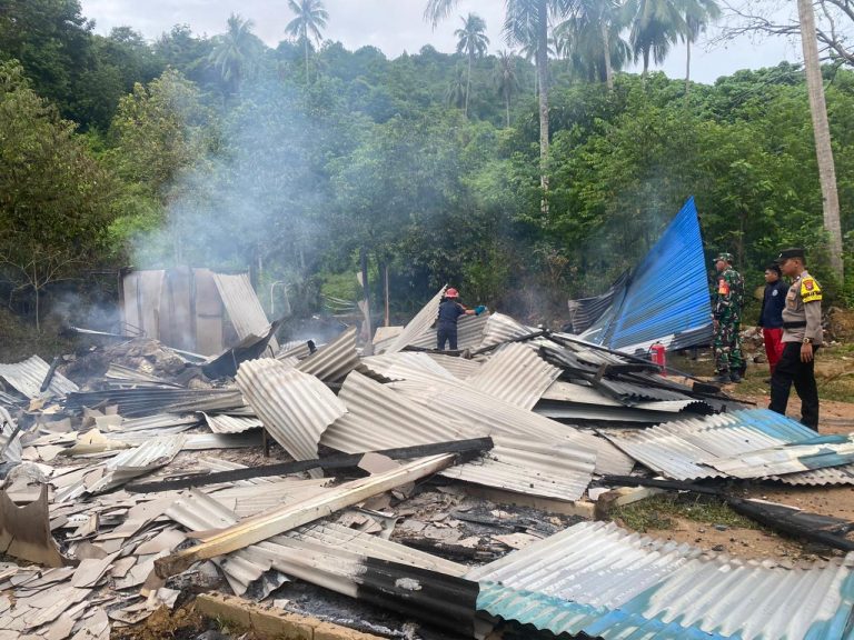 Respon Cepat Personil Polsek Palmatak Datangi TKP Kebakaran Kantor PT. Kisna Jaya