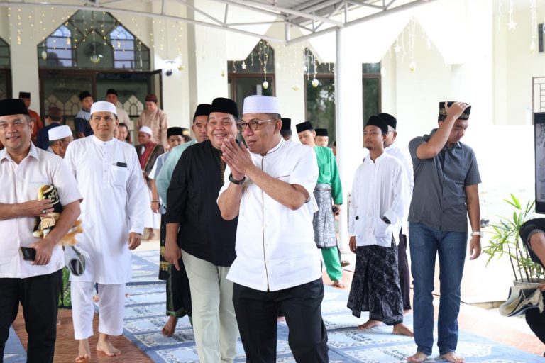 IDUL ADHA 1445 H, POLDA KEPRI DAN JAJARAN SEMBELIH 65 EKOR SAPI DAN 36 EKOR KAMBING
