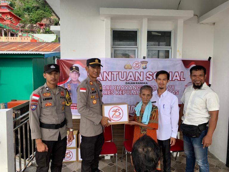 Polres Anambas Berikan Bansos HUT Bhayangkara Ke-78 Kepada Masyarakat