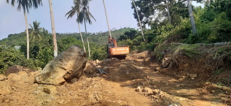 Pengerjaan Proyek Jalan Teluk Kaut-Semuak Atap Kecamatan Jemaja Berjalan Sesuai Progres