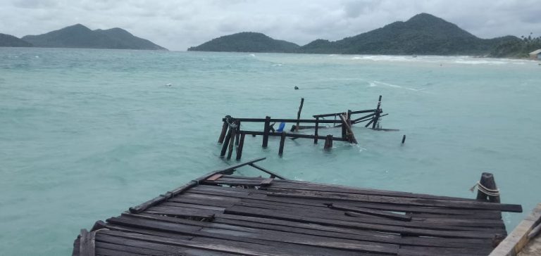 Badai Menerpa, Pelabuhan Nelayan Desa Sunggak Roboh Dihantam Ombak