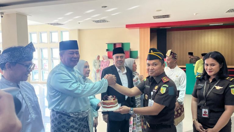 Kue Peringatan Hari Jadi  Kabupaten Kepulauan Anambas ke 16 Dari Kacabjari Natuna Niky Junismero Kepada Bupati Anambas