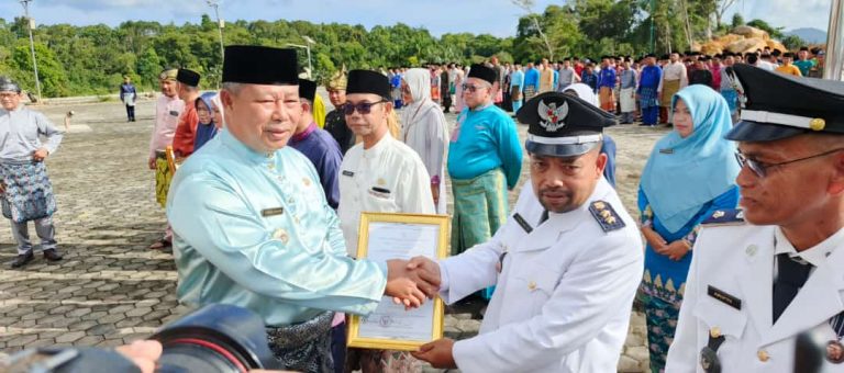 Kepala Desa Tarempa Selatan Surianto Terima Piagam Penghargaan Kepala Desa Mandiri