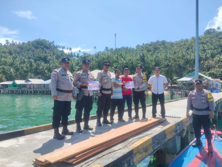 Kapolres Kepulauan Anambas Bantu Bahan Bangunan Kepada Warga Desa Sunggak Terdampak Angin Kencang