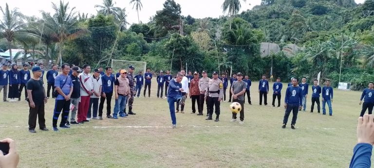 Camat Jemaja Membuka Turnamen Sepak Bola di Desa Rewak