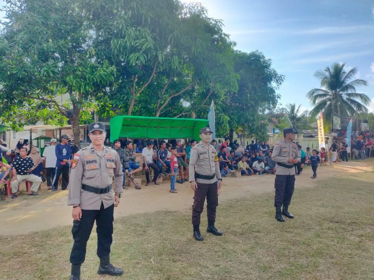 Tiga Personil Polsek Letung Lakukan Pengamanan Turnamen Cup I Desa Rewak
