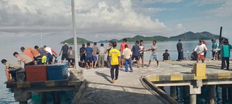 Rusak Akibat Badai, Kepala Desa dan Warga Desa Sunggak Gotong Royong Bangun Tangga Darurat Untuk Kebutuhan Nelayan
