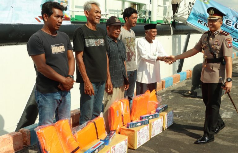 Hargai Jasa Pahlawan, Kapolres Bintan Pimpin Upacara Pelarungan Bunga di Laut.