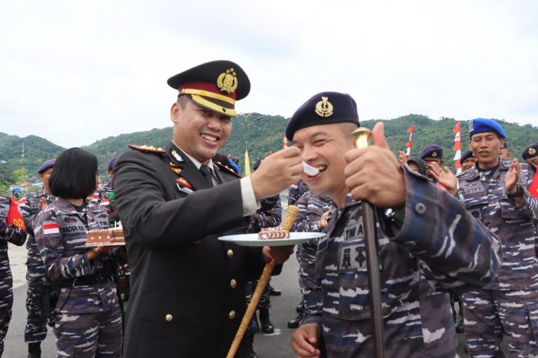 Kado Surprise Prajurit Lanal Tarempa Untuk Kapolres Kepulauan Anambas