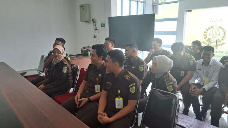 Pegawai Kejaksaan Negeri Natuna di Tarempa Melakukan Tes Urine