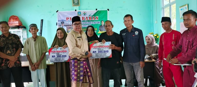 Kades Pesisir Timur Serahkan BLT Dana Desa Tahap VII Tahun 2024