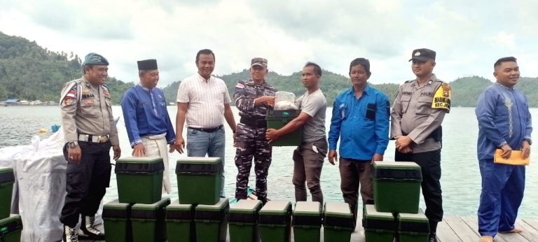 Mustamin Bakri Berikan Bantuan Kepada Nelayan Anambas