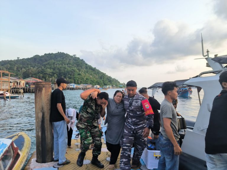 Aksi Cepat Lanal Tarempa Evakuasi korkoban Kapal Tenggelam di Perairan Tarempa
