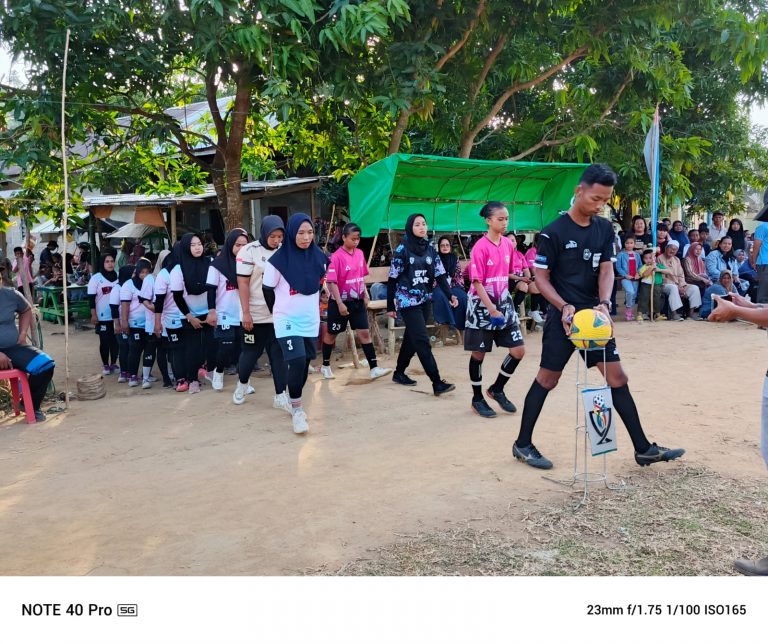 Neraja FC Juara I Pertandingan Sepakbola Wanita Turnamen Desa Rewak Cup I