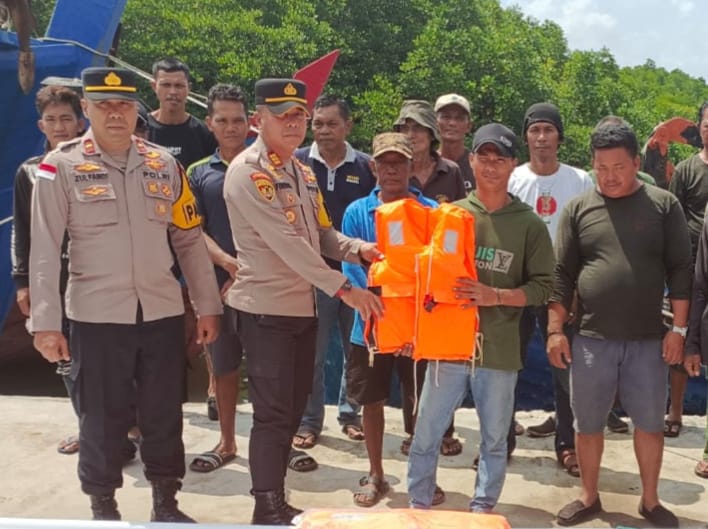 Peduli Keselamatan Nelayan, Polsek Bintan Timur Berikan Peralatan Keselamatan Berlayar