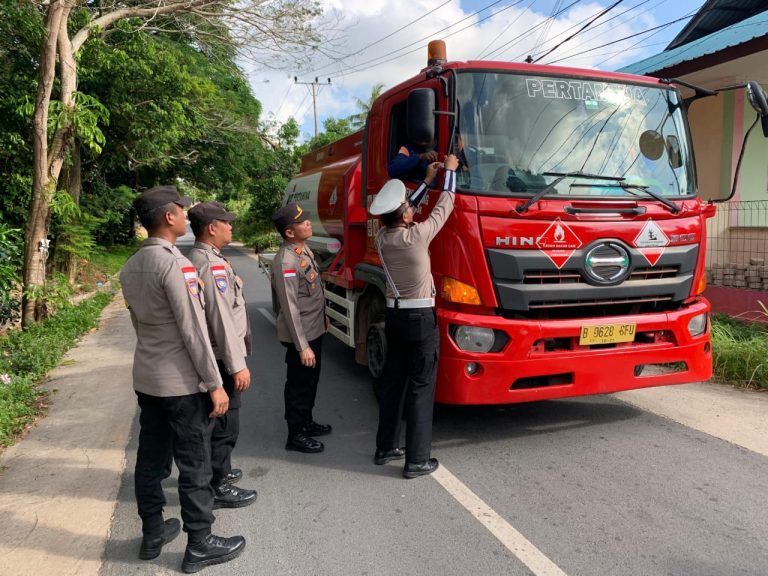 Program Sejuta Bendera, Polres Bintan Berikan Bendera Kepada Masyarakat