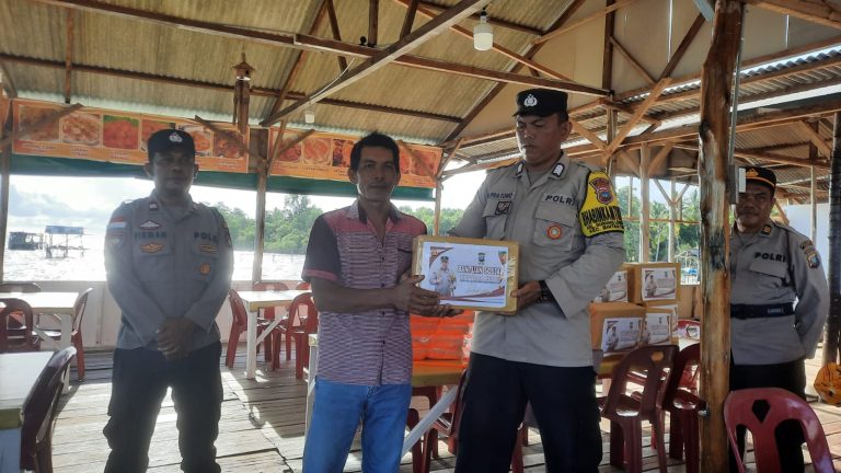 Polsek Bintan Timur Kembali Berikan Alat Keselamatan Berlayar Kepada Nelayan
