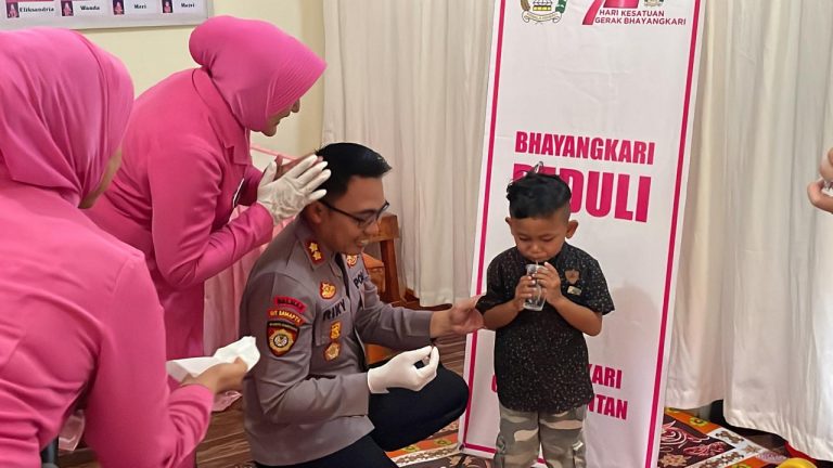 HKGB ke-72, Bhayangkari Cabang Bintan Bagikan Vitamin A Kepada Balita.
