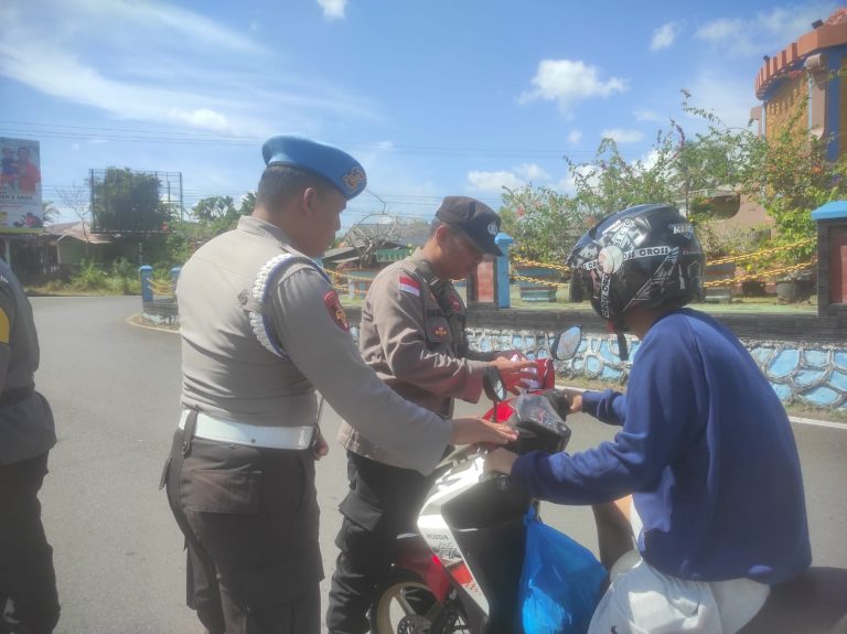 Kembali, Polres Bintan Berikan Bendera Merah Putih Secara Gratis.