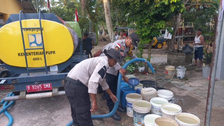 Krisis Air, Polsek Bintan Timur Bantu Warga Sungai Lekop
