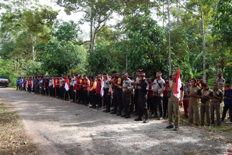 Pengibaran Bendera Merah Putih di Puncak Gunung Bintan