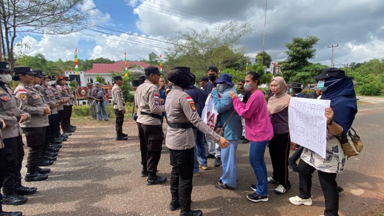 400 Personel Polisi Lumpuhkan Massa Anarkis di Kantor KPUD Bintan.