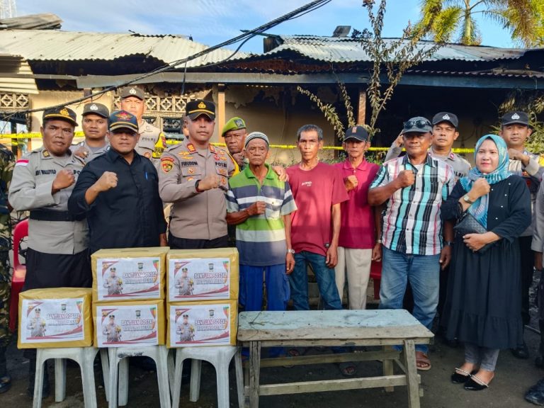 Kapolsek Bintan Timur Salurkan Bantuan Sosial Kapolda Kepri Kepada Korban Kebakaran