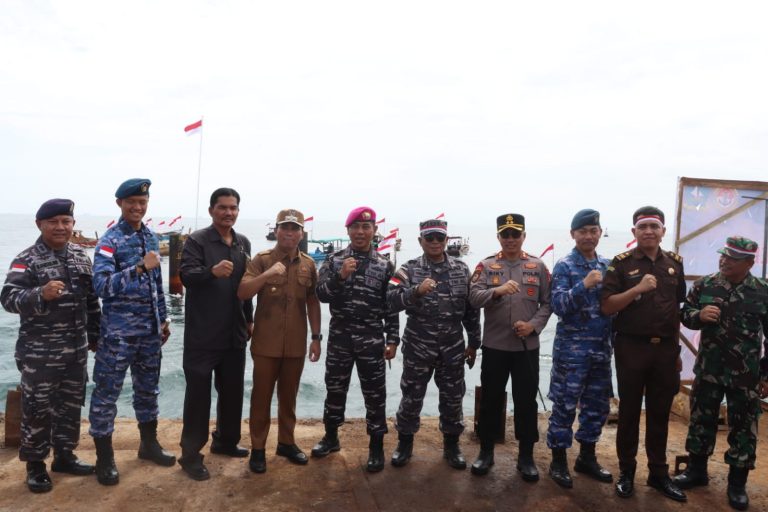 Kapolres Bintan Ikuti Upacara Pengibaran Bendera di Perairan Perbatasan