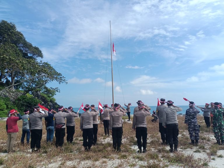 Polisi Kibarkan Bendara di Pulau Terluar Kabupaten Bintan
