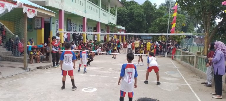 Tanding Voli Antar SD di Kecamatan Jemaja Berlangsung Seru