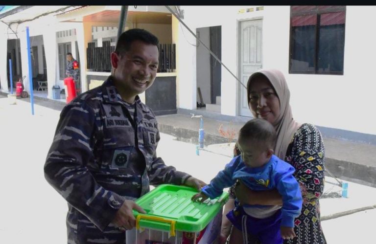 Makanan Bergizi Semarakkan HUT TNI AL ke 79, Lantamal Tarempa Berikan Sembako