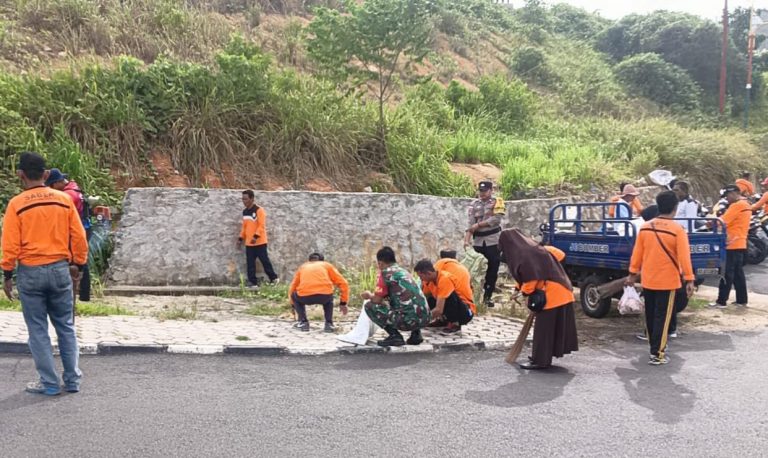 Jumat Bersih di Kelurahan Tarempa Menyambut Maulid Nabi Muhammad SAW