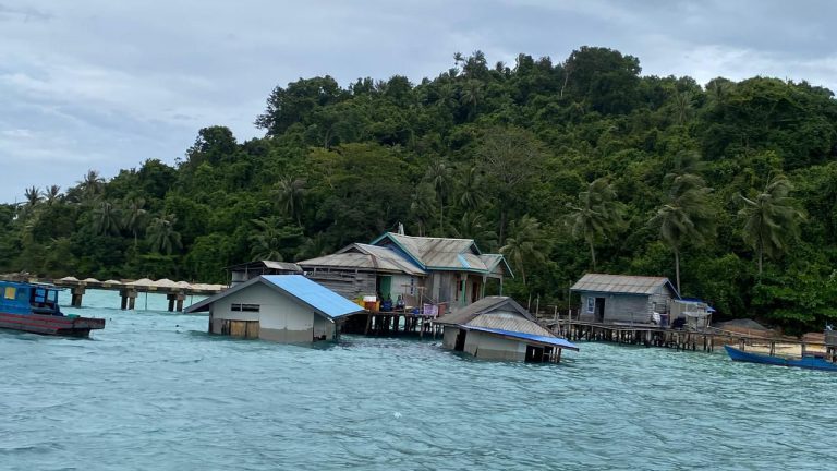 POSAL JEMAJA LANAL TAREMPA BANTU EVAKUASI 2 RUMAH TENGGELAM