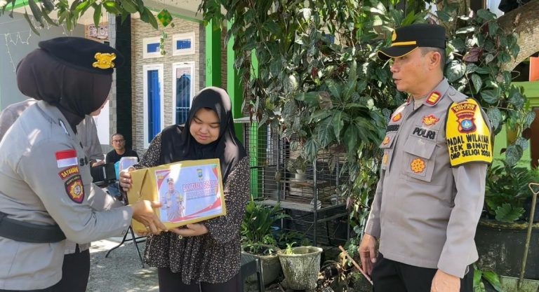 Polres Bintan Beri Bantuan Kepada Masyarakat Terdampak Angin Kencang
